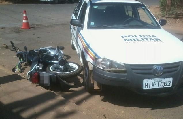 Carmo do Parnaíba Motociclista empina moto foge e acaba colidindo