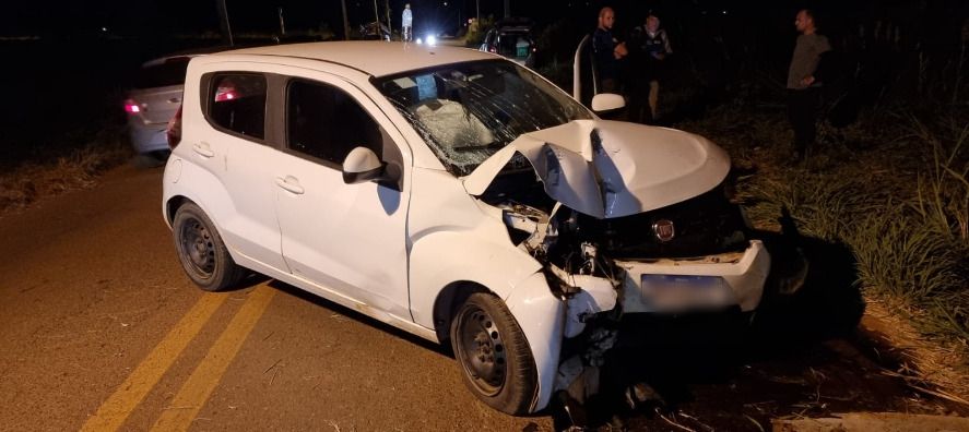 Condutor colide e derruba poste na Av. Afonso Queiroz | Patos Agora - A notícia no seu tempo - https://patosagora.net