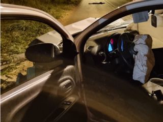 Condutor colide e derruba poste na Av. Afonso Queiroz | Patos Agora - A notícia no seu tempo - https://patosagora.net