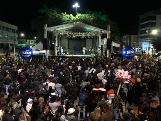 Grande público acompanha abertura da Fenapraça com show de Bruna Viola | Patos Agora - A notícia no seu tempo - https://patosagora.net