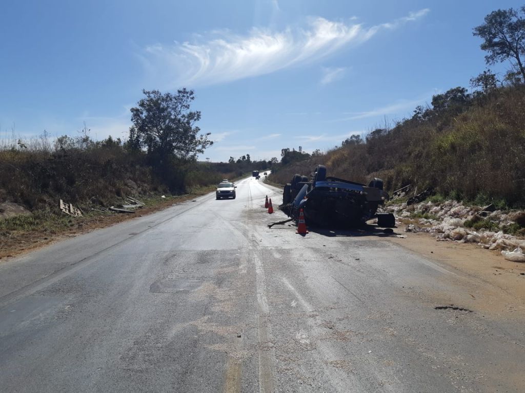 Motorista fica ferido ao tombar caminhão na BR 365 | Patos Agora - A notícia no seu tempo - https://patosagora.net