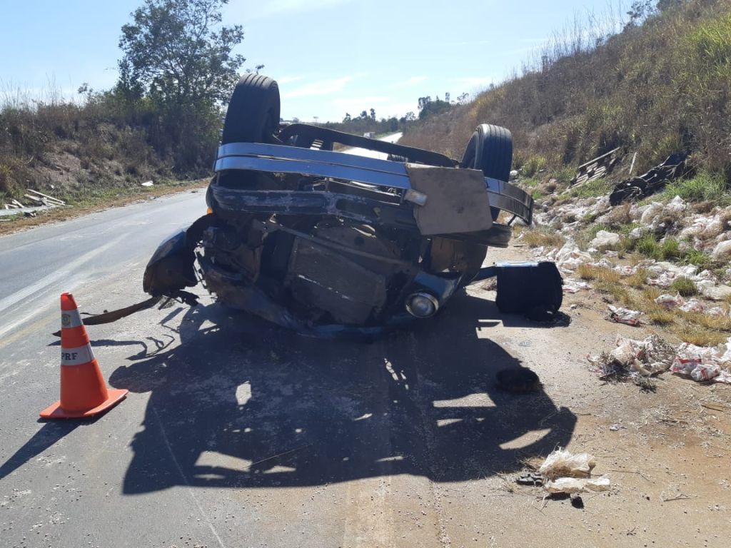 Motorista fica ferido ao tombar caminhão na BR 365 | Patos Agora - A notícia no seu tempo - https://patosagora.net