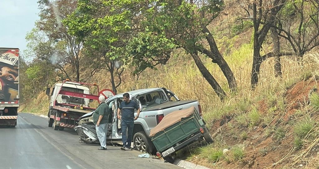 Acidente entre duas carretas e uma caminhonete deixa dois feridos na BR 365 | Patos Agora - A notícia no seu tempo - https://patosagora.net