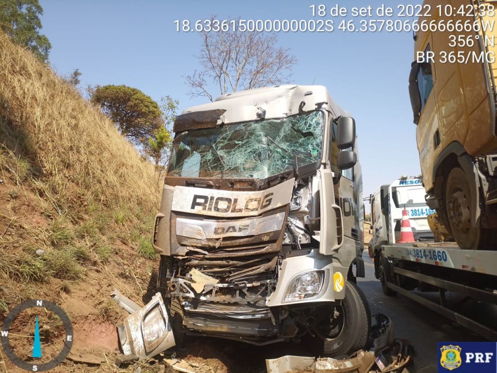 Acidente entre duas carretas e uma caminhonete deixa dois feridos na BR 365 | Patos Agora - A notícia no seu tempo - https://patosagora.net