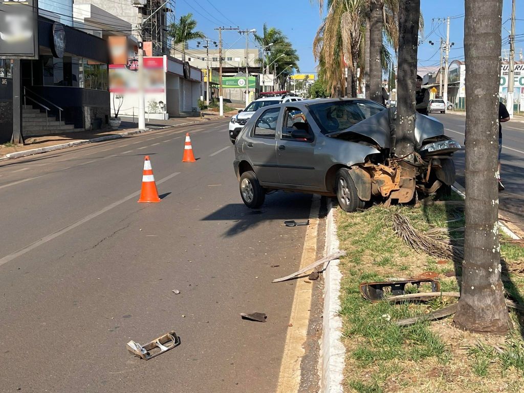 Condutor de 62 anos morre ao colidir em árvore na Avenida Marabá | Patos Agora - A notícia no seu tempo - https://patosagora.net