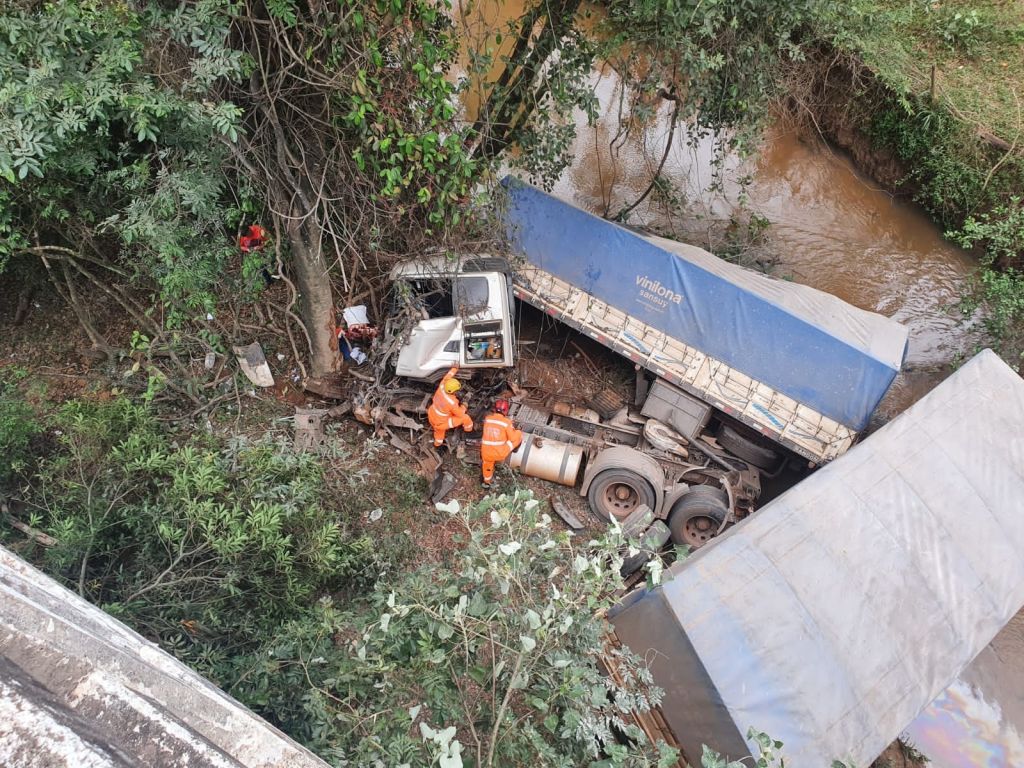 Motorista De Patos De Minas Morre Após Carreta Cair De Ponte De 15 Metros Na Mg 423 Patos