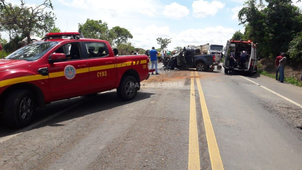 Colisão frontal entre picapes deixa vítima fatal e vários feridos na BR-365 | Patos Agora - A notícia no seu tempo - https://patosagora.net