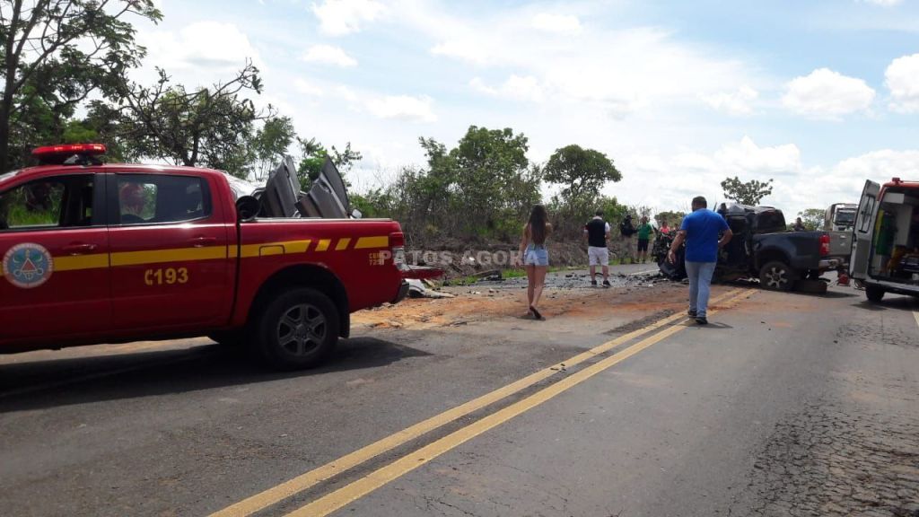 Colisão frontal entre picapes deixa vítima fatal e vários feridos na BR-365 | Patos Agora - A notícia no seu tempo - https://patosagora.net