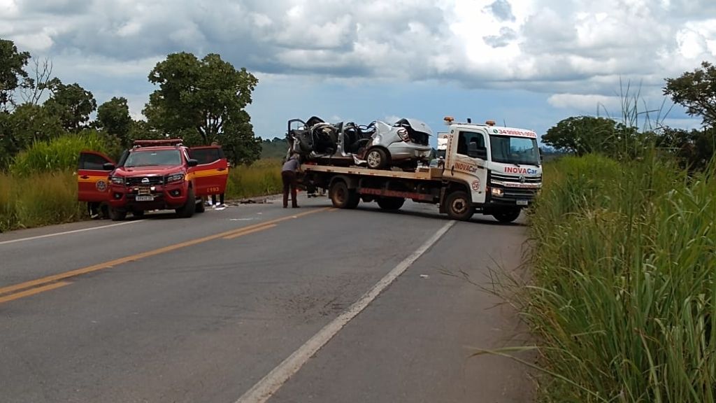 Colisão frontal entre carro e caminhão deixa mortos e feridos na BR 365 | Patos Agora - A notícia no seu tempo - https://patosagora.net