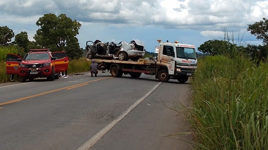 Colisão frontal entre carro e caminhão deixa mortos e feridos na BR 365 | Patos Agora - A notícia no seu tempo - https://patosagora.net