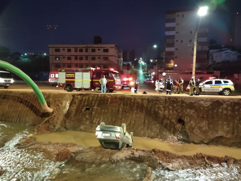 Condutor é socorrido após veículo cair no Córrego do Monjolo | Patos Agora - A notícia no seu tempo - https://patosagora.net