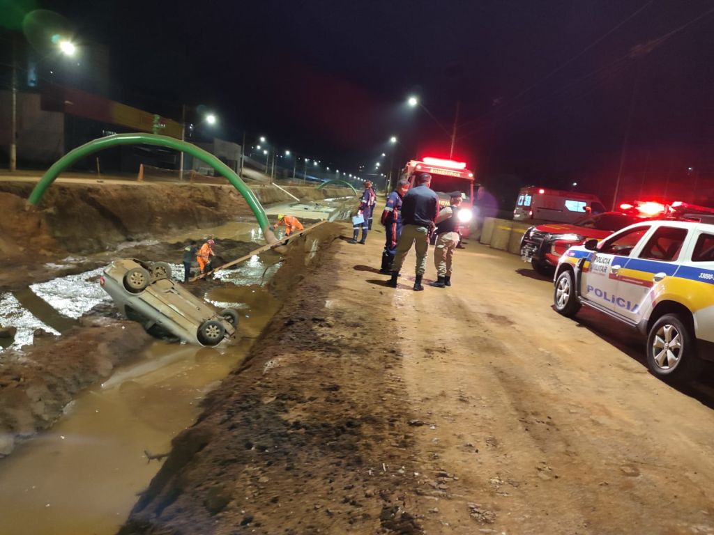 Condutor é socorrido após veículo cair no Córrego do Monjolo | Patos Agora - A notícia no seu tempo - https://patosagora.net