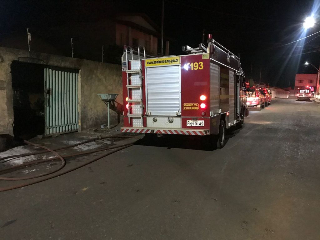 Bombeiros combatem incêndio em residência em Patos de Minas | Patos Agora - A notícia no seu tempo - https://patosagora.net