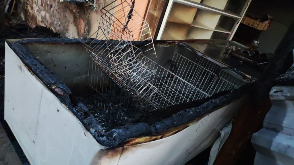 Incêndio atinge depósito de restaurante em Vazante | Patos Agora - A notícia no seu tempo - https://patosagora.net