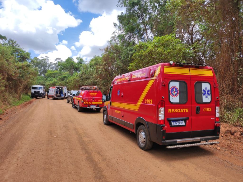 Colisão frontal na zona rural de Patos de Minas deixa duas pessoas feridas | Patos Agora - A notícia no seu tempo - https://patosagora.net