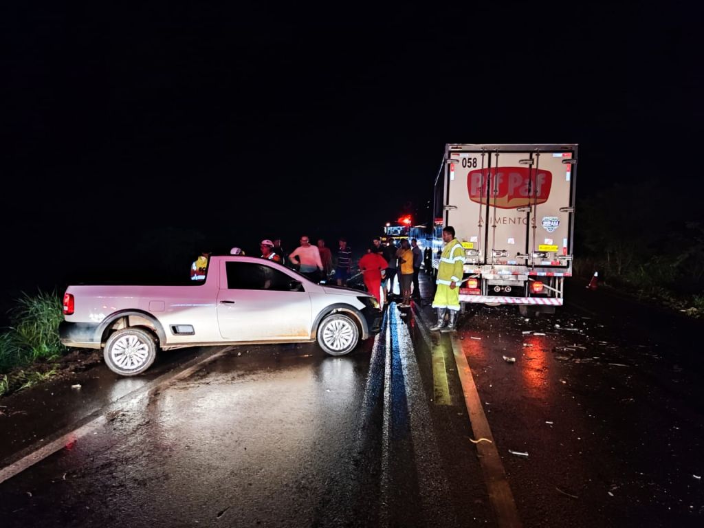Duas pessoas ficam feridas em grave acidente envolvendo 5 veículos na BR-365 | Patos Agora - A notícia no seu tempo - https://patosagora.net