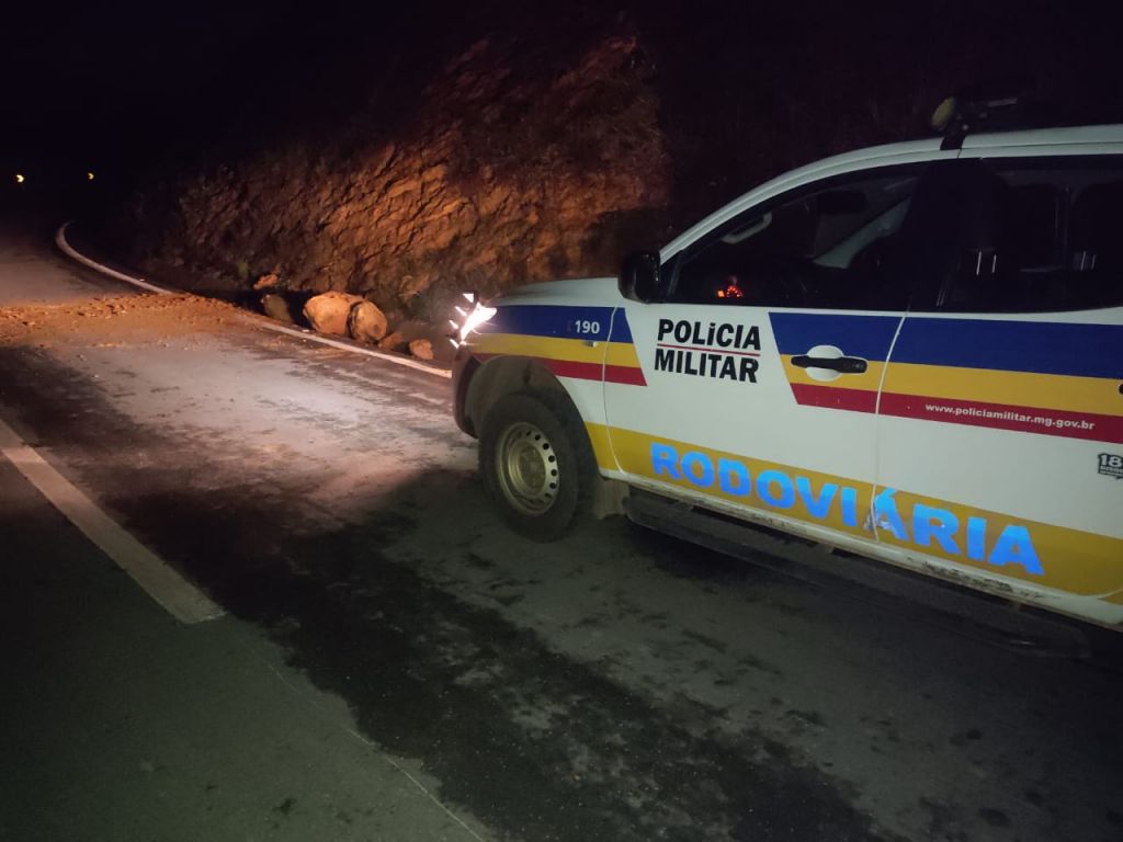 Desmoronamento de pedras obstrui parcialmente a BR 146 na Serra de Catiara | Patos Agora - A notícia no seu tempo - https://patosagora.net