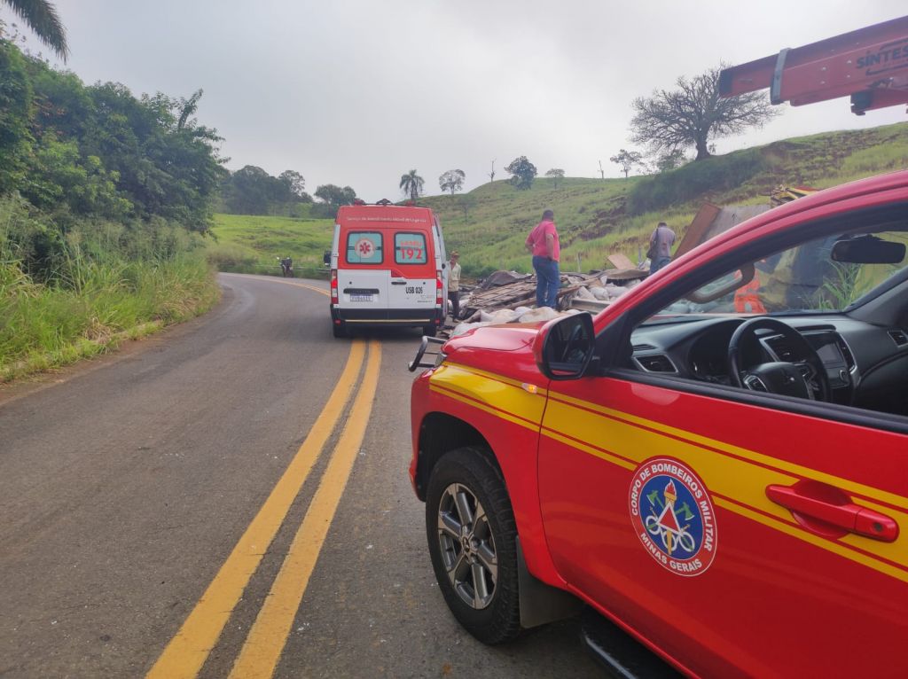 Três pessoas ficam feridas após caminhão tombar na rodovia LMG-743 | Patos Agora - A notícia no seu tempo - https://patosagora.net