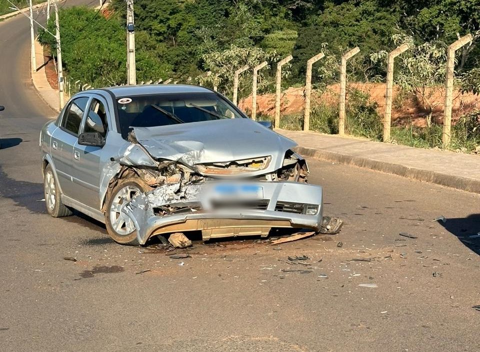 Condutor não percebe aproximação de veículo, avança parada e provoca acidente no Bairro Campos Elísios | Patos Agora - A notícia no seu tempo - https://patosagora.net