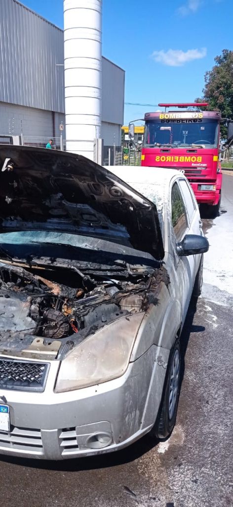 Funcionários de empresa controlam incêndio em veículo em Patos de Minas | Patos Agora - A notícia no seu tempo - https://patosagora.net