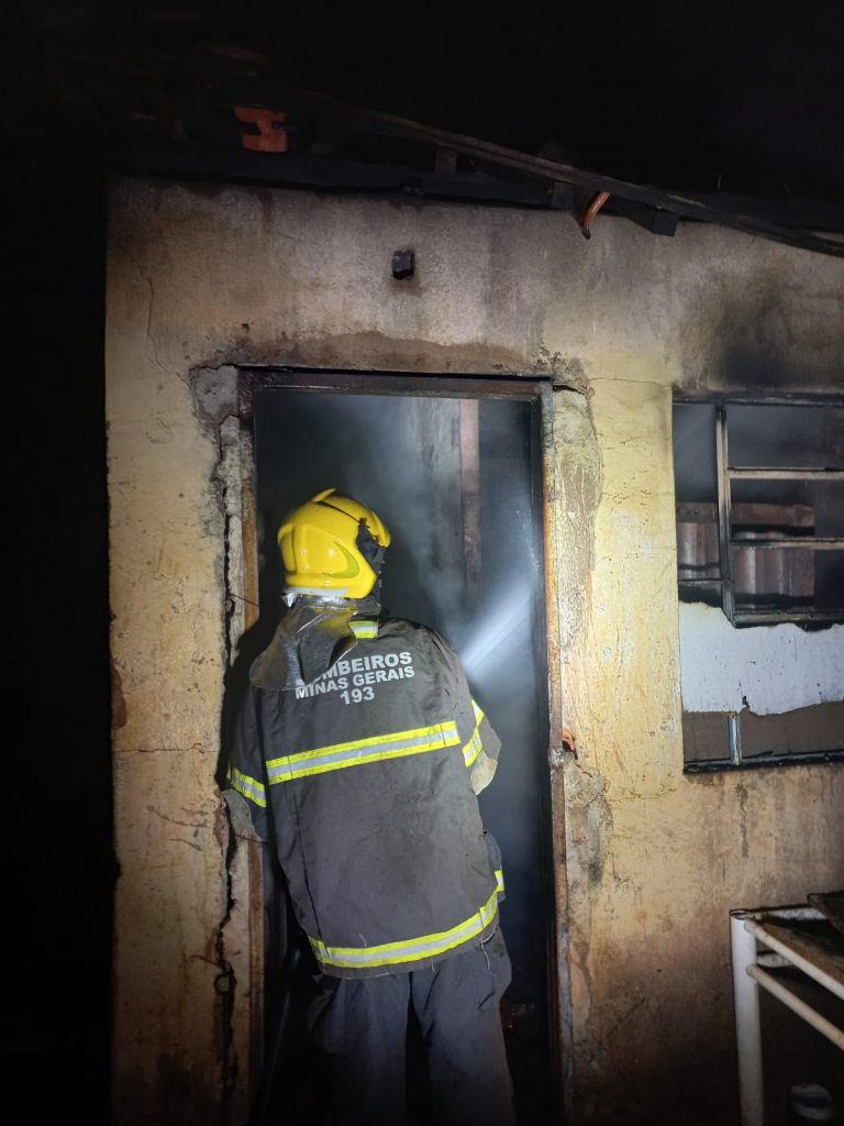 Bombeiros de Patrocínio combatem incêndio em residência no Bairro Serra Negra | Patos Agora - A notícia no seu tempo - https://patosagora.net