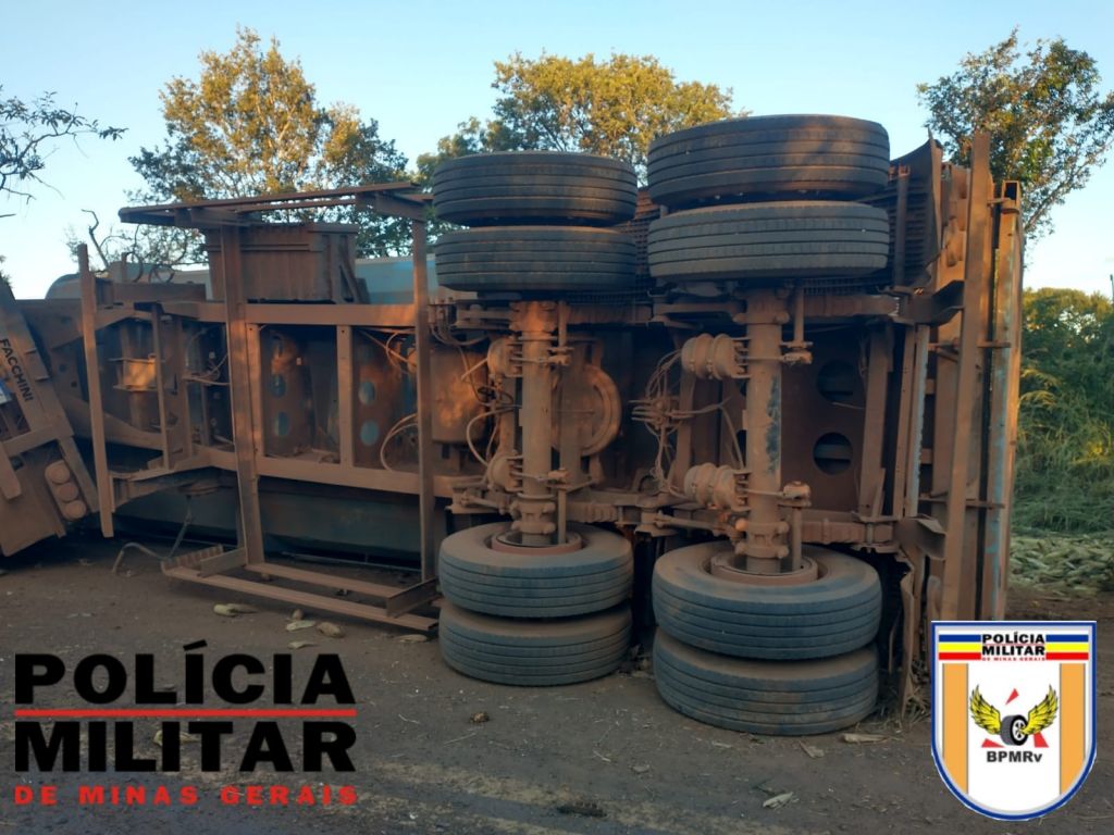 Carreta carregada com espigas de milho tomba na rodovia MG-410 | Patos Agora - A notícia no seu tempo - https://patosagora.net