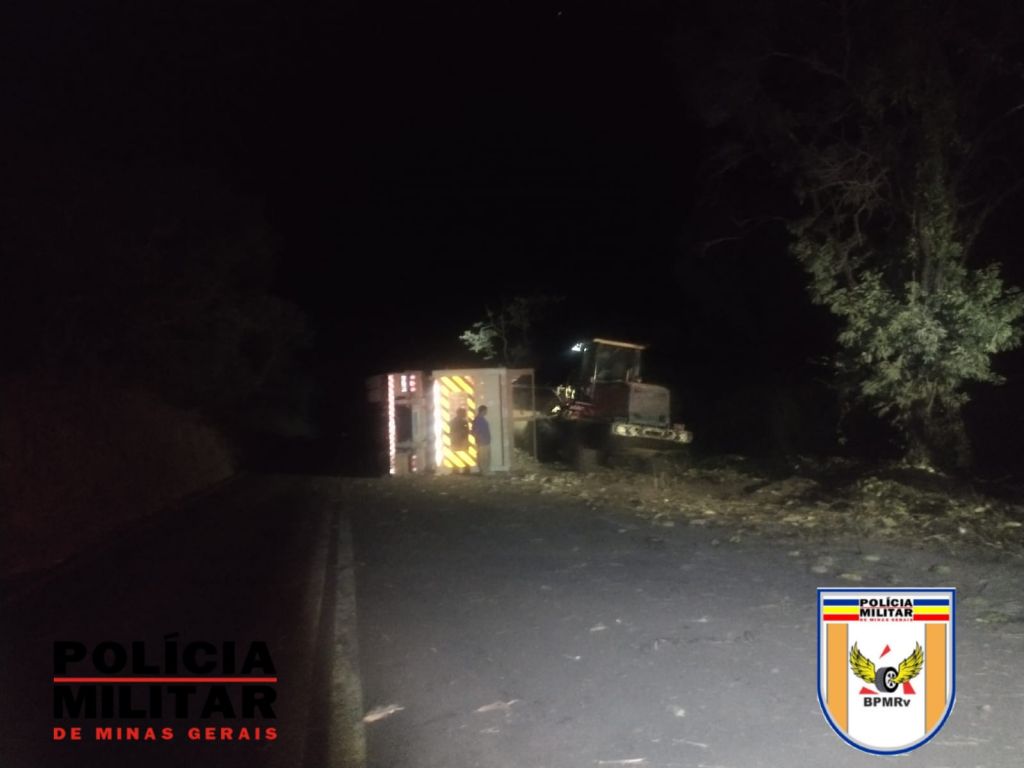 Carreta carregada com espigas de milho tomba na rodovia MG-410 | Patos Agora - A notícia no seu tempo - https://patosagora.net