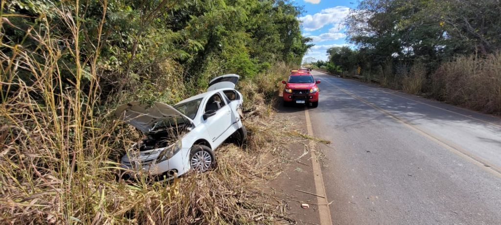 Cachorro morto na pista provoca grave capotamento de dois veículos na MGC-251 | Patos Agora - A notícia no seu tempo - https://patosagora.net