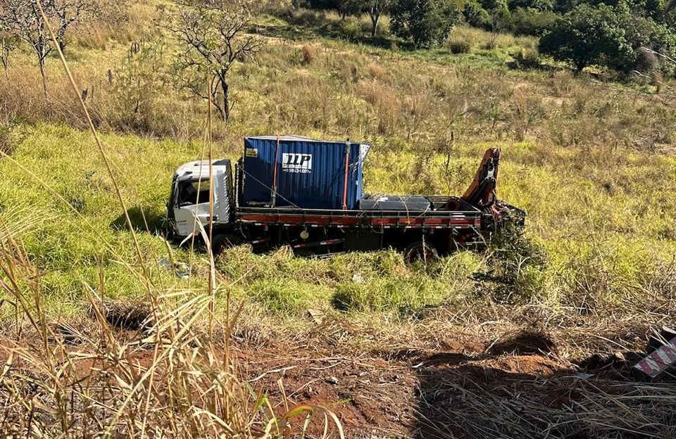 Acidente entre carro e carreta deixa um morto e dois feridos na BR-365 | Patos Agora - A notícia no seu tempo - https://patosagora.net