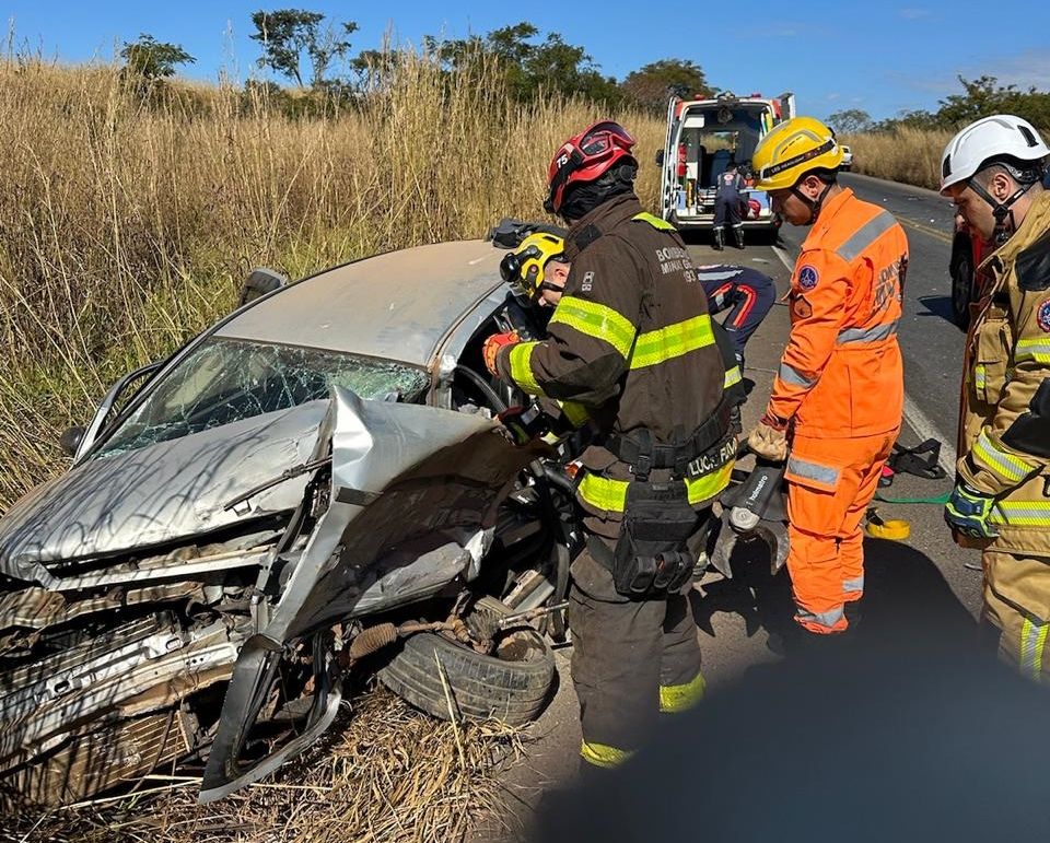 Acidente entre carro e carreta deixa um morto e dois feridos na BR-365 | Patos Agora - A notícia no seu tempo - https://patosagora.net