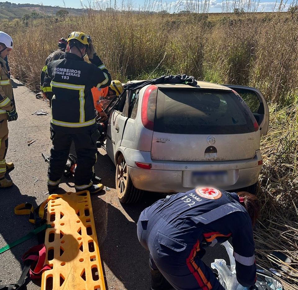 Acidente entre carro e carreta deixa um morto e dois feridos na BR-365 | Patos Agora - A notícia no seu tempo - https://patosagora.net