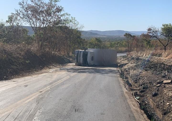Caminhão que transportava produtos de limpeza tomba na descida da Serra Olhos D´água | Patos Agora - A notícia no seu tempo - https://patosagora.net