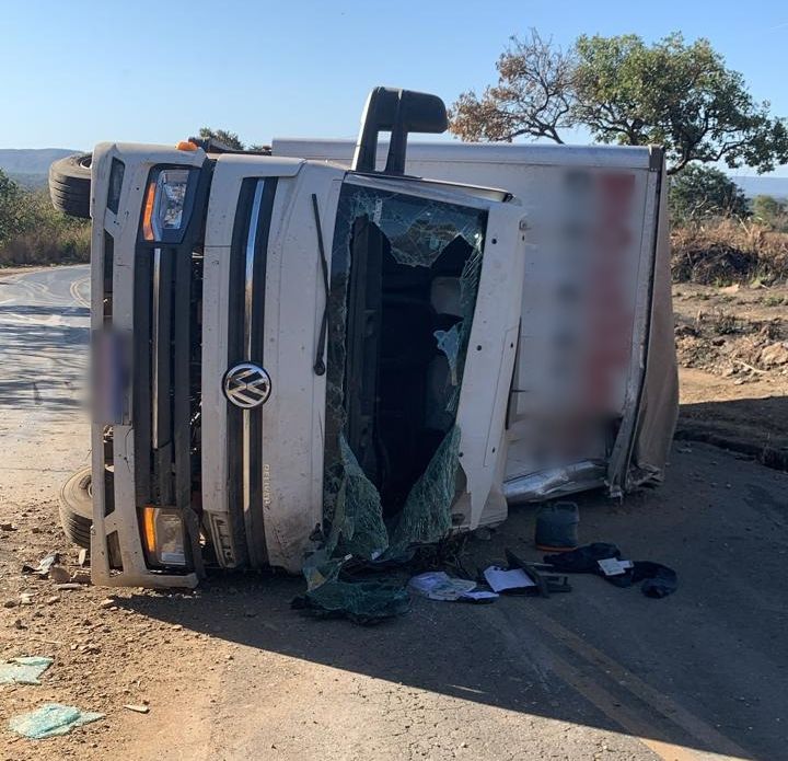 Caminhão que transportava produtos de limpeza tomba na descida da Serra Olhos D´água | Patos Agora - A notícia no seu tempo - https://patosagora.net