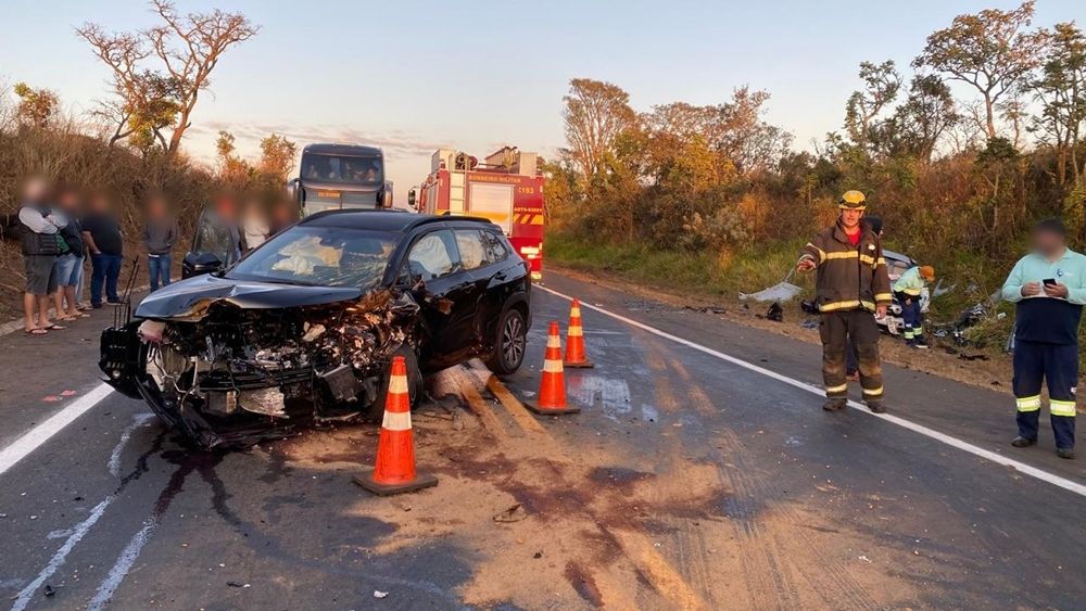 Grave colisão frontal entre dois veículos de passeio deixa feridos na BR 365 | Patos Agora - A notícia no seu tempo - https://patosagora.net