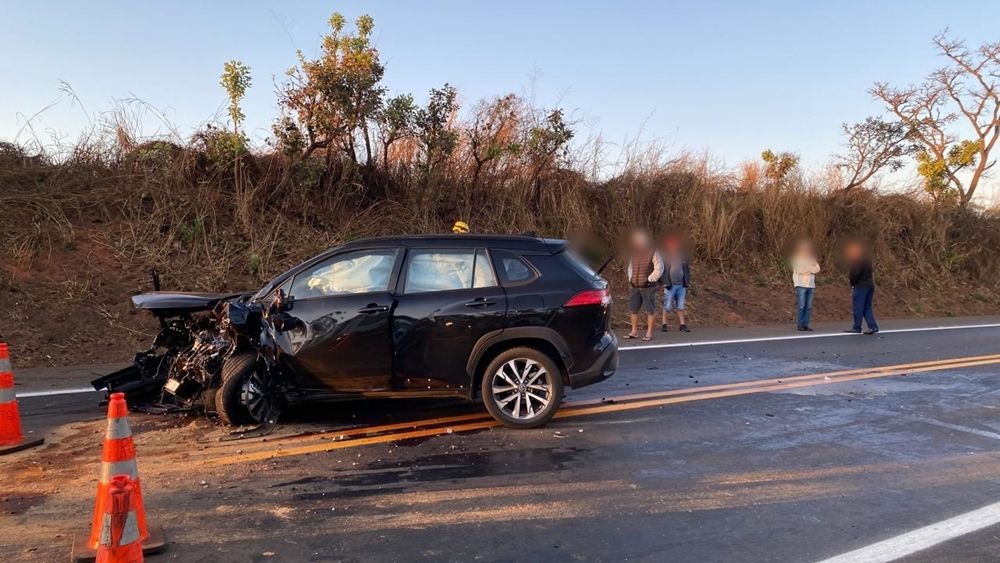 Grave colisão frontal entre dois veículos de passeio deixa feridos na BR 365 | Patos Agora - A notícia no seu tempo - https://patosagora.net