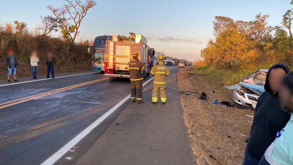 Grave colisão frontal entre dois veículos de passeio deixa feridos na BR 365 | Patos Agora - A notícia no seu tempo - https://patosagora.net