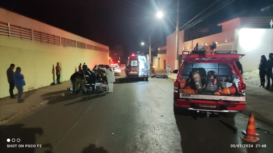 Motociclista é socorrido ao hospital após colidir em veículo estacionado  | Patos Agora - A notícia no seu tempo - https://patosagora.net