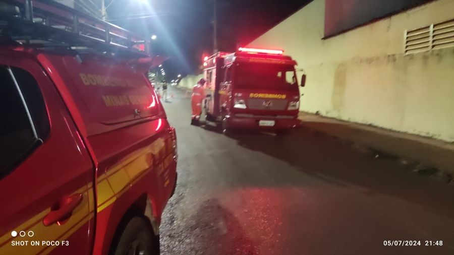 Motociclista é socorrido ao hospital após colidir em veículo estacionado  | Patos Agora - A notícia no seu tempo - https://patosagora.net