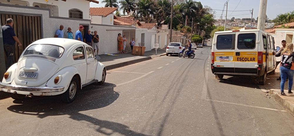 Colisão envolvendo van escolar e Fusca deixa quatro feridos em Patrocínio | Patos Agora - A notícia no seu tempo - https://patosagora.net