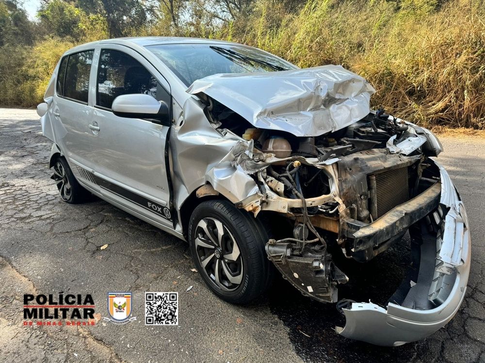 Acidente entre carreta, carro e caminhonete deixa condutora ferida na rodovia MG-230 | Patos Agora - A notícia no seu tempo - https://patosagora.net