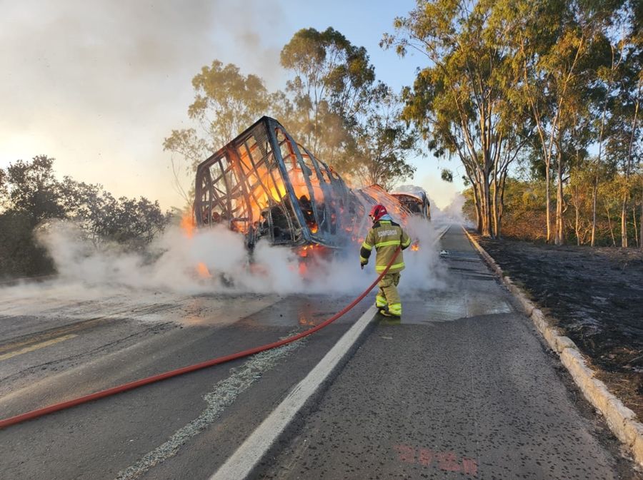 Incêndio em caminhão causa congestionamento na BR-365 | Patos Agora - A notícia no seu tempo - https://patosagora.net