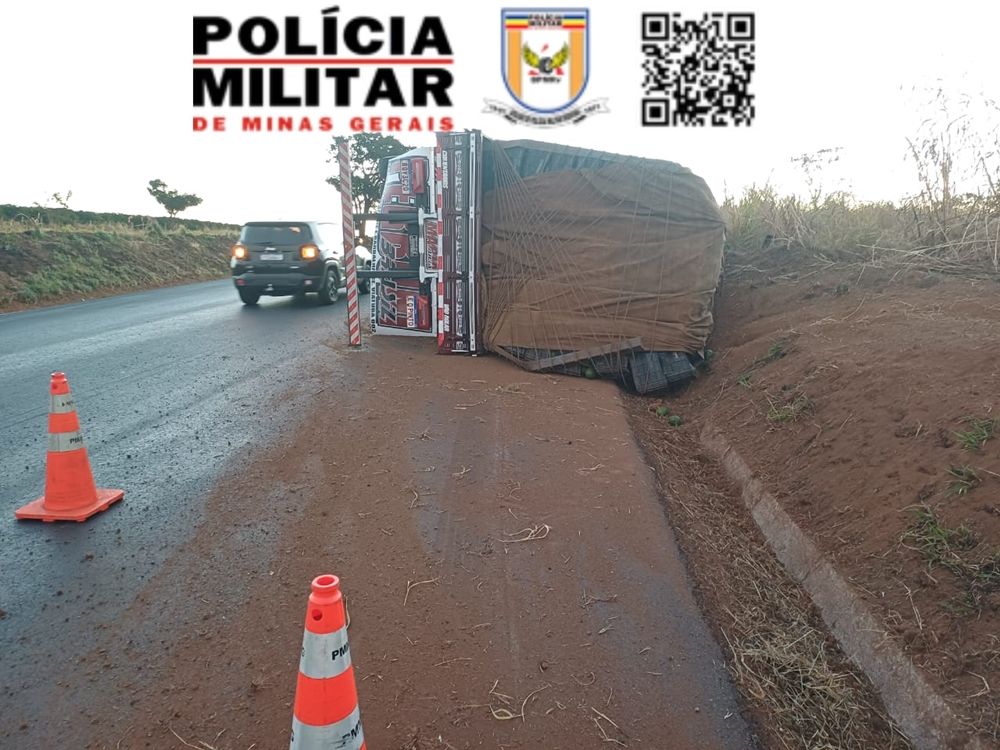 Motorista se distrai e tomba carreta carregada com abacates na rodovia BR-352 | Patos Agora - A notícia no seu tempo - https://patosagora.net