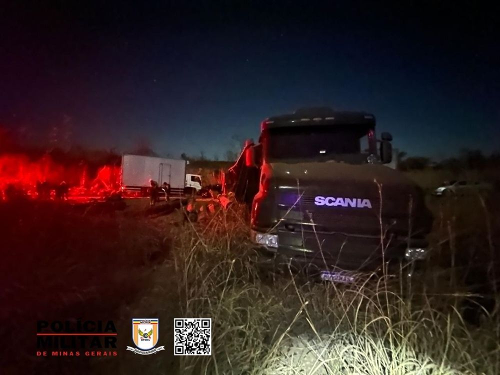 Acidente entre carreta e dois caminhões interdita rodovia MG 410 em Presidente Olegário | Patos Agora - A notícia no seu tempo - https://patosagora.net