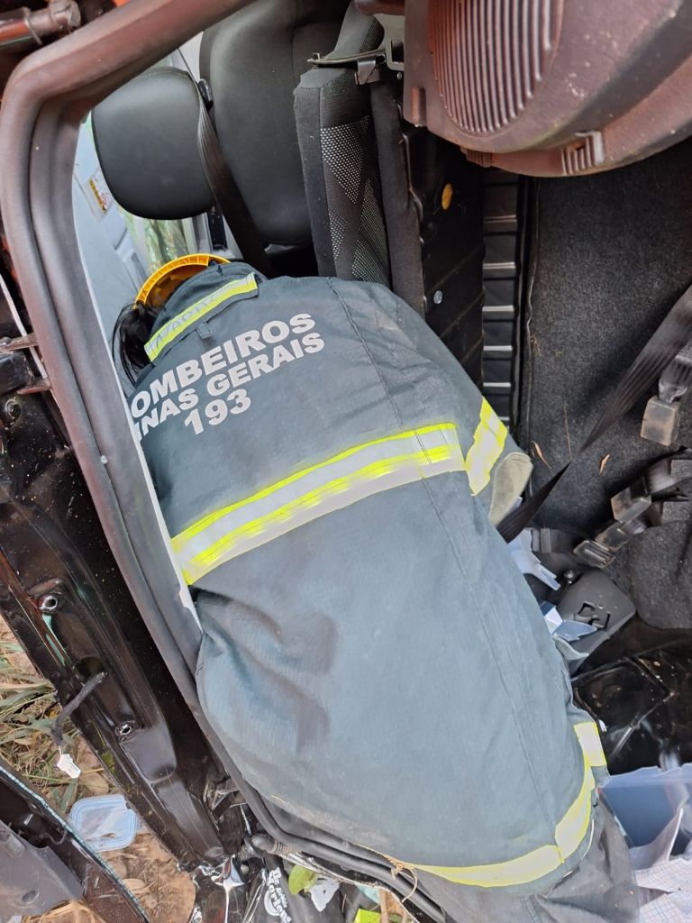 Carro cai em ribanceira na BR-040 após condutora perder o controle ao passar em deformidade na pista | Patos Agora - A notícia no seu tempo - https://patosagora.net