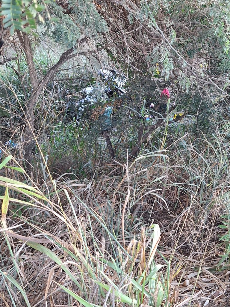 Carro cai em ribanceira na BR-040 após condutora perder o controle ao passar em deformidade na pista | Patos Agora - A notícia no seu tempo - https://patosagora.net