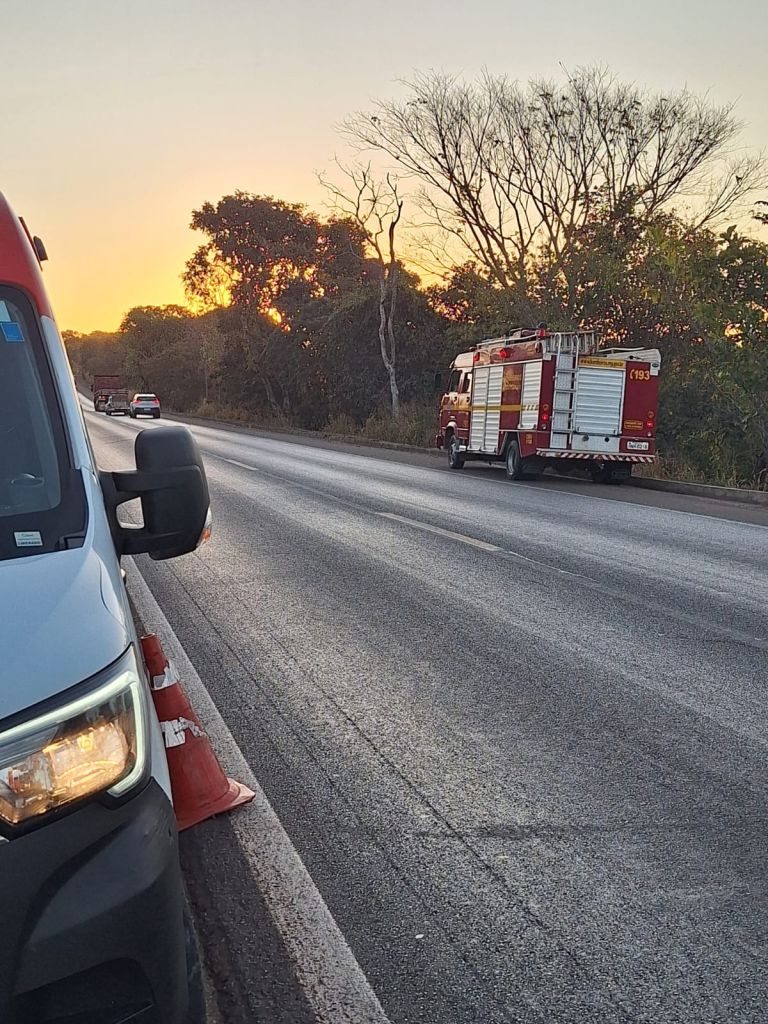 Carro cai em ribanceira na BR-040 após condutora perder o controle ao passar em deformidade na pista | Patos Agora - A notícia no seu tempo - https://patosagora.net