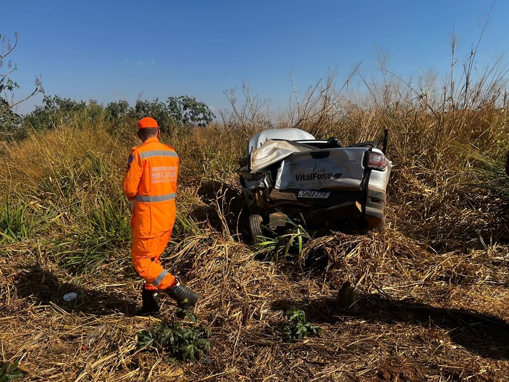 Acidente na BR-365 envolve carreta e caminhonete | Patos Agora - A notícia no seu tempo - https://patosagora.net