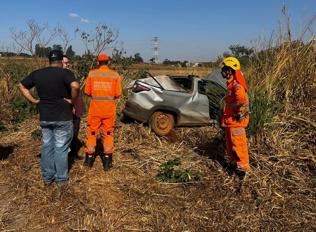 Acidente na BR-365 envolve carreta e caminhonete | Patos Agora - A notícia no seu tempo - https://patosagora.net