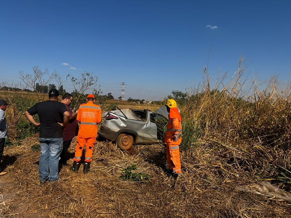 Acidente na BR-365 envolve carreta e caminhonete | Patos Agora - A notícia no seu tempo - https://patosagora.net