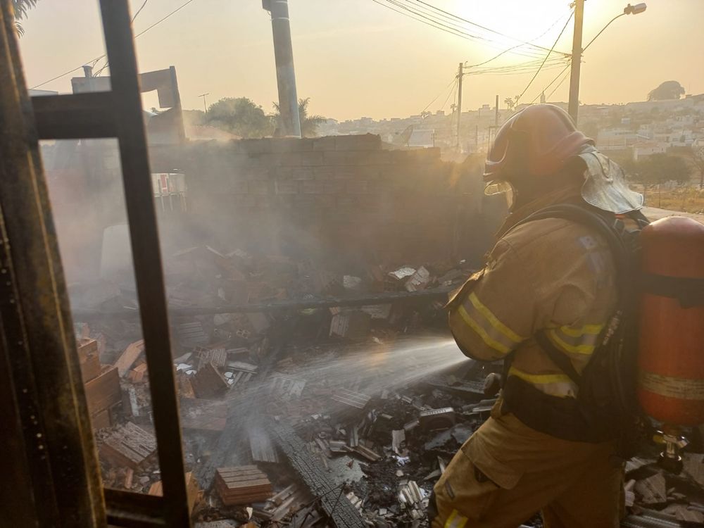 Bombeiros de Patrocínio combatem incêndio em residência | Patos Agora - A notícia no seu tempo - https://patosagora.net